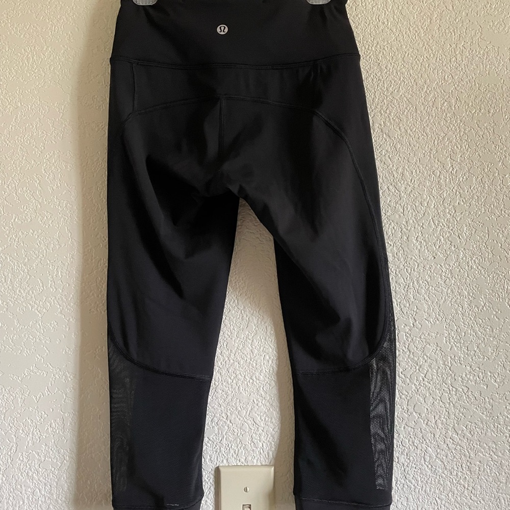 BRAND NEW - black lululemon capri leggings with mesh detail